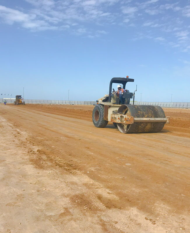Vibratory roller compacting ground